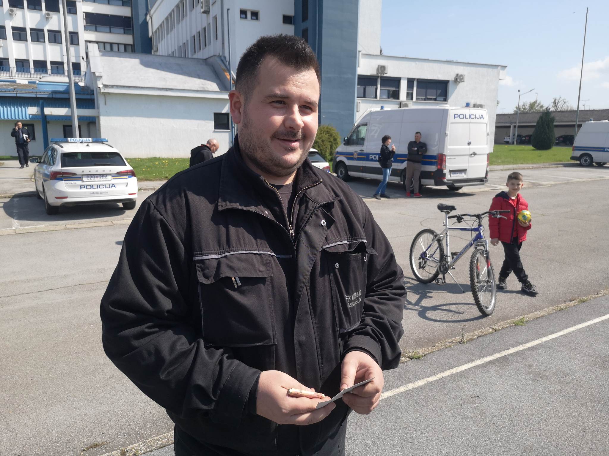 FOTO: Bruno je danas u bjelovarskoj policiji ”iskeširao” najviše eura za  električni KTM bicikl —